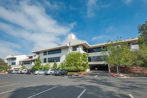 THE BRIARWOOD BUILDING: 299 W Hillcrest Dr, Thousand Oaks, CA 91360